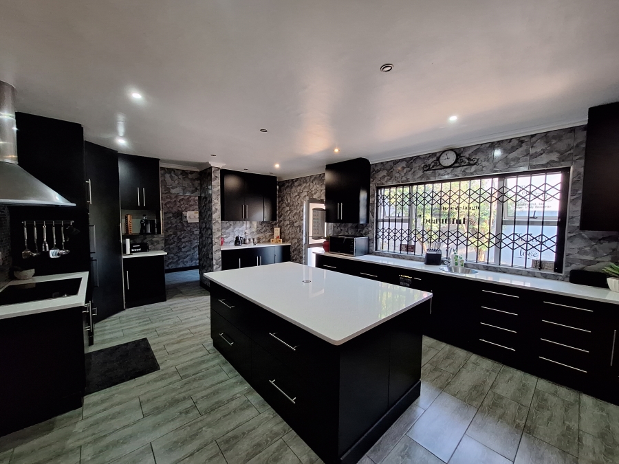 5 Bedroom Property for Sale in Protea Park North West